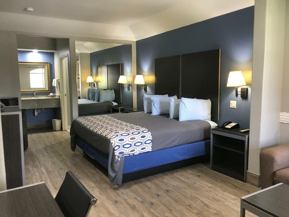 Camelot Inn And Suites Aldine Екстер'єр фото