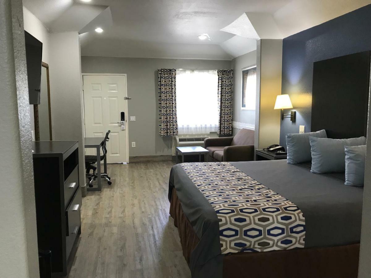 Camelot Inn And Suites Aldine Екстер'єр фото